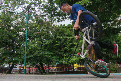 Anggota South Sumatra BMX (S2 BMX) Catur secara intensif berlatih jelang Festival Olahraga Rekreasi Nasional (Fornas) VI.