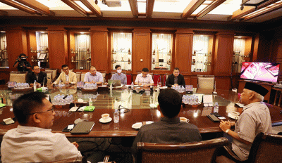 Executive Chairman MNC Group Hary Tanoesoedibjo berfoto bersama Ketua Dewan Pers Prof. Dr. H. Azyumardi Azra beserta jajaran kepengurusan baru.