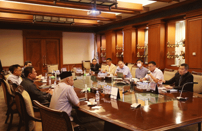 Executive Chairman MNC Group Hary Tanoesoedibjo berfoto bersama Ketua Dewan Pers Prof. Dr. H. Azyumardi Azra beserta jajaran kepengurusan baru.