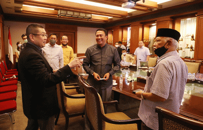 Executive Chairman MNC Group Hary Tanoesoedibjo berfoto bersama Ketua Dewan Pers Prof. Dr. H. Azyumardi Azra beserta jajaran kepengurusan baru.