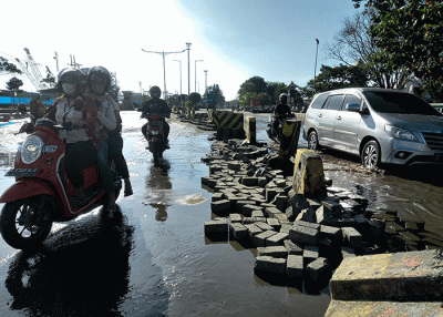 Sejumlah perusahaan di kawasan Lamicitra kembali beraktivitas pasca banjir air rob melanda kawasan Pelabuhan Tanjung Emas Semarang, Senin (30/5/2022).