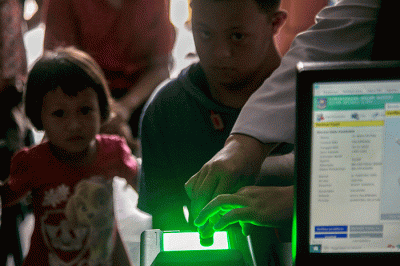 Penyandang disabilitas M Bayu Putra warga Jalan Tanjung Sari, Kelurahan Bukit Sangkal, Kecamatan Kalidoni, Palembang mengikuti perekaman KTP elektronik.
