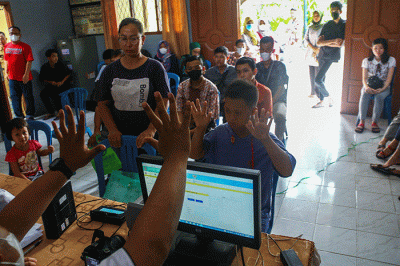 Penyandang disabilitas M Bayu Putra warga Jalan Tanjung Sari, Kelurahan Bukit Sangkal, Kecamatan Kalidoni, Palembang mengikuti perekaman KTP elektronik.