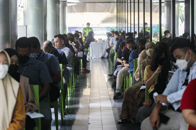 Petugas saat memberikan suntikan vaksinasi booster Covid-19 untuk peserta vaksin di Sentra Vaksinasi Gedung HighEnd MNC Center, Kebon Sirih, Jakarta Pusat.