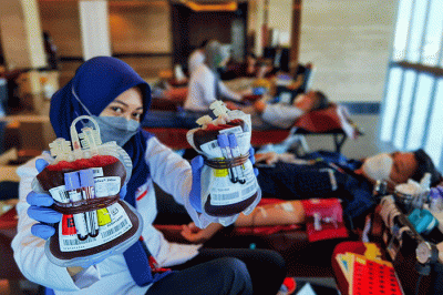 Karyawan mengikuti kegiatan donor darah MNC Peduli bersama dengan PMI Depok di Tower 2 lantai 11, MNC Studios, Jakarta Barat, Selasa (31/5/2022).