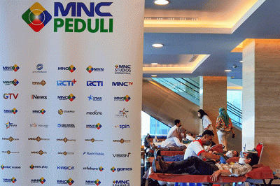 Karyawan mengikuti kegiatan donor darah MNC Peduli bersama dengan PMI Depok di Tower 2 lantai 11, MNC Studios, Jakarta Barat, Selasa (31/5/2022).