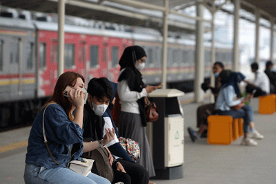 Penumpang KRL Commuter Line memadati stasiun saat transit di Stasiun Manggarai, Jakarta, Senin (30/5/2022).