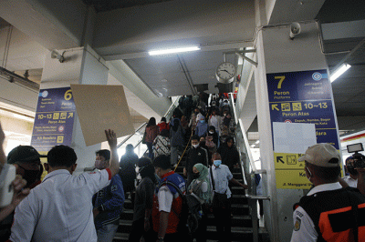 Penumpang KRL Commuter Line memadati stasiun saat transit di Stasiun Manggarai, Jakarta, Senin (30/5/2022).