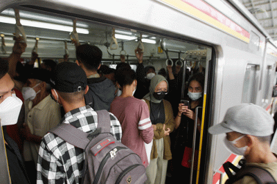 Penumpang KRL Commuter Line memadati stasiun saat transit di Stasiun Manggarai, Jakarta, Senin (30/5/2022).