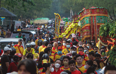 Ratusan umat Tri Dharma mengikuti Kirab Budaya dalam rangka memperingati kedatangan Ym Kongco Poo Seng Tay Tee, salah satu dewa obat di Semarang.