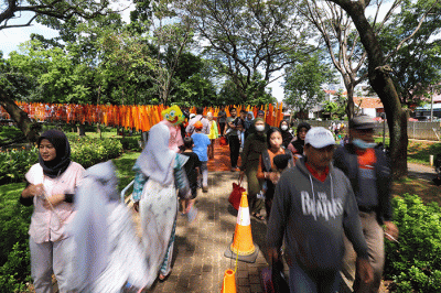 Wisatawan saat berkunjung ke Tebet Eco Park, Jakarta Selatan, Rabu (1/6/2022).