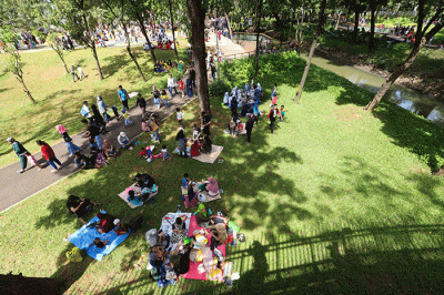 Wisatawan saat berkunjung ke Tebet Eco Park, Jakarta Selatan, Rabu (1/6/2022).