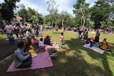 Wisatawan saat berkunjung ke Tebet Eco Park, Jakarta Selatan, Rabu (1/6/2022).