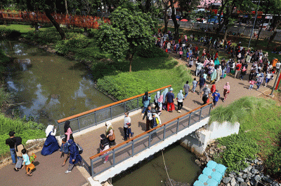 Wisatawan saat berkunjung ke Tebet Eco Park, Jakarta Selatan, Rabu (1/6/2022).