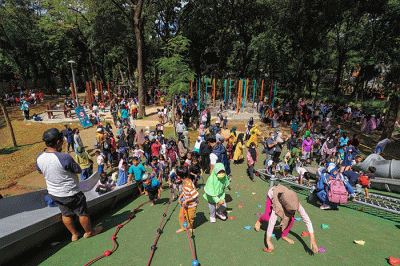 Wisatawan saat berkunjung ke Tebet Eco Park, Jakarta Selatan, Rabu (1/6/2022).