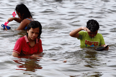Warga berlibur di Pantai Ancol, Jakarta Utara, Rabu (1/6/2022).