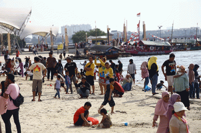 Warga berlibur di Pantai Ancol, Jakarta Utara, Rabu (1/6/2022).