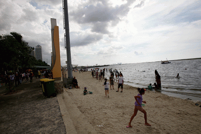 Warga berlibur di Pantai Ancol, Jakarta Utara, Rabu (1/6/2022).