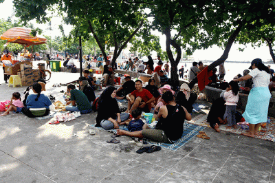 Warga berlibur di Pantai Ancol, Jakarta Utara, Rabu (1/6/2022).