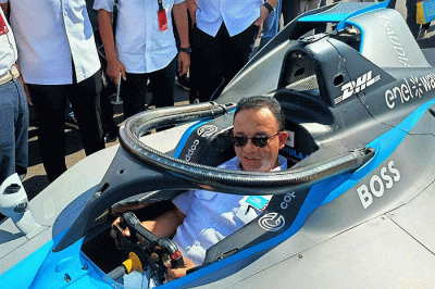 Gubernur DKI Jakarta, Anies Rasyid Baswedan (tengah) meninjau lokasi sirkuit Formula E di Jakarta, Rabu (1/6/2022).