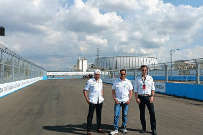 Gubernur DKI Jakarta, Anies Rasyid Baswedan (tengah) meninjau lokasi sirkuit Formula E di Jakarta, Rabu (1/6/2022).