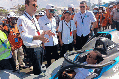 Gubernur DKI Jakarta, Anies Rasyid Baswedan (tengah) meninjau lokasi sirkuit Formula E di Jakarta, Rabu (1/6/2022).