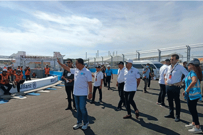 Gubernur DKI Jakarta, Anies Rasyid Baswedan (tengah) meninjau lokasi sirkuit Formula E di Jakarta, Rabu (1/6/2022).