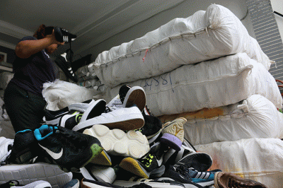 Suasana bongkar muat sepatu thrifting (seken) di Pulo Gebang, Cakung, Jakarta Timur, Rabu (1/6/2022).