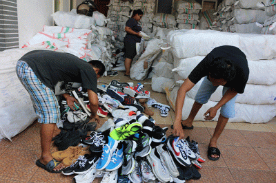 Suasana bongkar muat sepatu thrifting (seken) di Pulo Gebang, Cakung, Jakarta Timur, Rabu (1/6/2022).