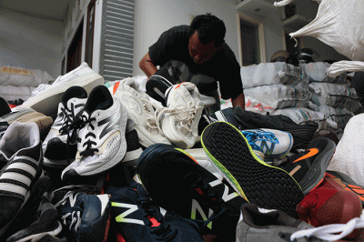 Suasana bongkar muat sepatu thrifting (seken) di Pulo Gebang, Cakung, Jakarta Timur, Rabu (1/6/2022).