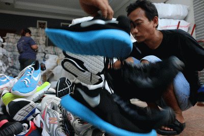 Suasana bongkar muat sepatu thrifting (seken) di Pulo Gebang, Cakung, Jakarta Timur, Rabu (1/6/2022).