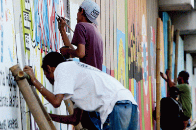 Warga menyelesaikan mural di salah satu dinding jalan yang berada di kawasan Jalan RE Martadinata, Jakarta Utara, Rabu, (1/6/2022).