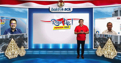 Direktur BCA Antonius Widodo saat membuka gelaran webinar “Rise Up” dan Beasiswa Bakti BCA.