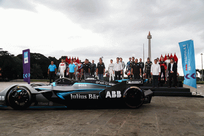 Meet and Greet dengan Pembalap Formula E di Monumen Nasional (Monas), Jakarta, Kamis (2/6/2022).