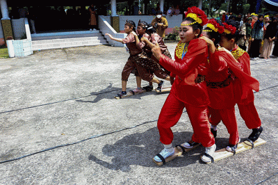 Utusan 15 kabupaten/kota di Sumsel mengikuti berbagai lomba permainan rakyat olahraga tradisional pada Pekan Kebudayaan Daerah Sumatera Selatan 2022.