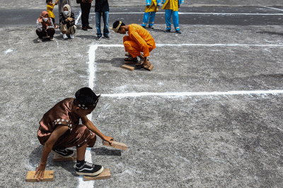 Utusan 15 kabupaten/kota di Sumsel mengikuti berbagai lomba permainan rakyat olahraga tradisional pada Pekan Kebudayaan Daerah Sumatera Selatan 2022.