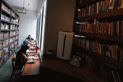 Pengunjung membaca buku di perpustakaan 