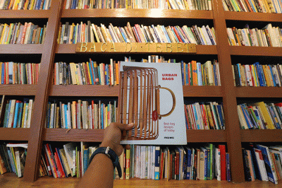 Pengunjung membaca buku di perpustakaan 