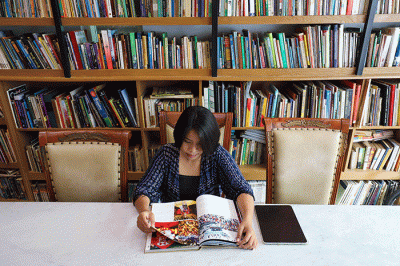 Pengunjung membaca buku di perpustakaan 