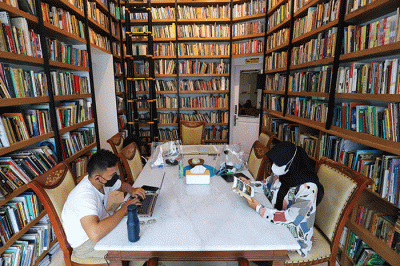Pengunjung membaca buku di perpustakaan 