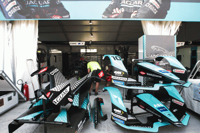 Kru pembalap tim Jaguar TCS Formula E saat melakukan persiapan mobil jelang balapan Formula E di Jakarta International E-Prix (JIEC), Ancol.