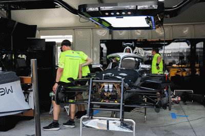 Kru pembalap tim Mercedez-EQ Formula E saat melakukan persiapan mobil jelang balapan Formula E di Jakarta International E-Prix (JIEC).