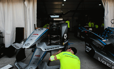 Kru pembalap tim Mercedez-EQ Formula E saat melakukan persiapan mobil jelang balapan Formula E di Jakarta International E-Prix (JIEC).
