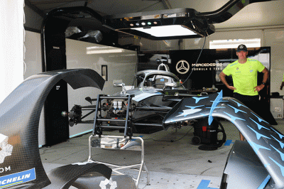 Kru pembalap tim Mercedez-EQ Formula E saat melakukan persiapan mobil jelang balapan Formula E di Jakarta International E-Prix (JIEC).