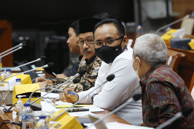 Menteri Agama Yaqut Cholil Qoumas mengikuti rapat kerja dengan Komisi VIII DPR di Kompleks Parlemen, Senayan, Jakarta, Kamis (2/6/2022).