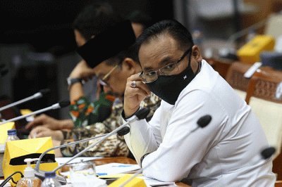 Menteri Agama Yaqut Cholil Qoumas mengikuti rapat kerja dengan Komisi VIII DPR di Kompleks Parlemen, Senayan, Jakarta, Kamis (2/6/2022).