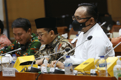 Menteri Agama Yaqut Cholil Qoumas mengikuti rapat kerja dengan Komisi VIII DPR di Kompleks Parlemen, Senayan, Jakarta, Kamis (2/6/2022).