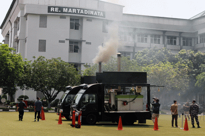Panglima Koarmada RI Laksamana Madya (Laksdya) TNI Agung Prasetiawan menunjukkan barang bukti kokain yang akan dimusnahkan di Lapangan Koarmada I, Jakarta.