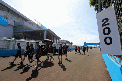 Suasana H-1 jelang balapan Formula di Jakarta International E-Prix Circuit (JIEC), Ancol, Jakarta Utara, Jumat (3/6/2022).