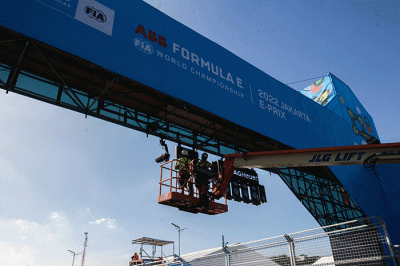 Pekerja menyelesaikan tahap akhir persiapan Jakarta International E-Prix Circuit (JIEC) di Ancol, Jakarta Utara, Kamis (2/6/2022).